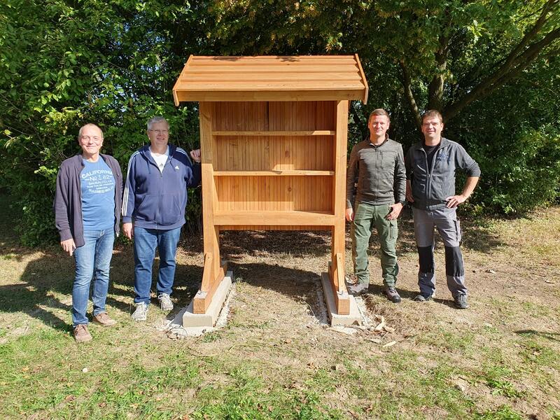 RB23_AL_Insektenhot und Sitzgarnituren Grillstelle
